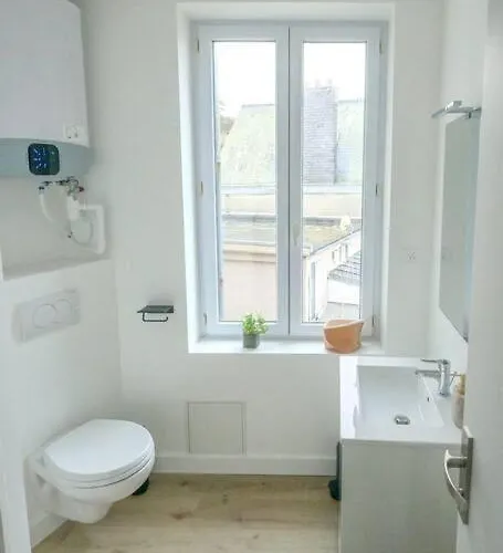 Cosy - 250m Apartment